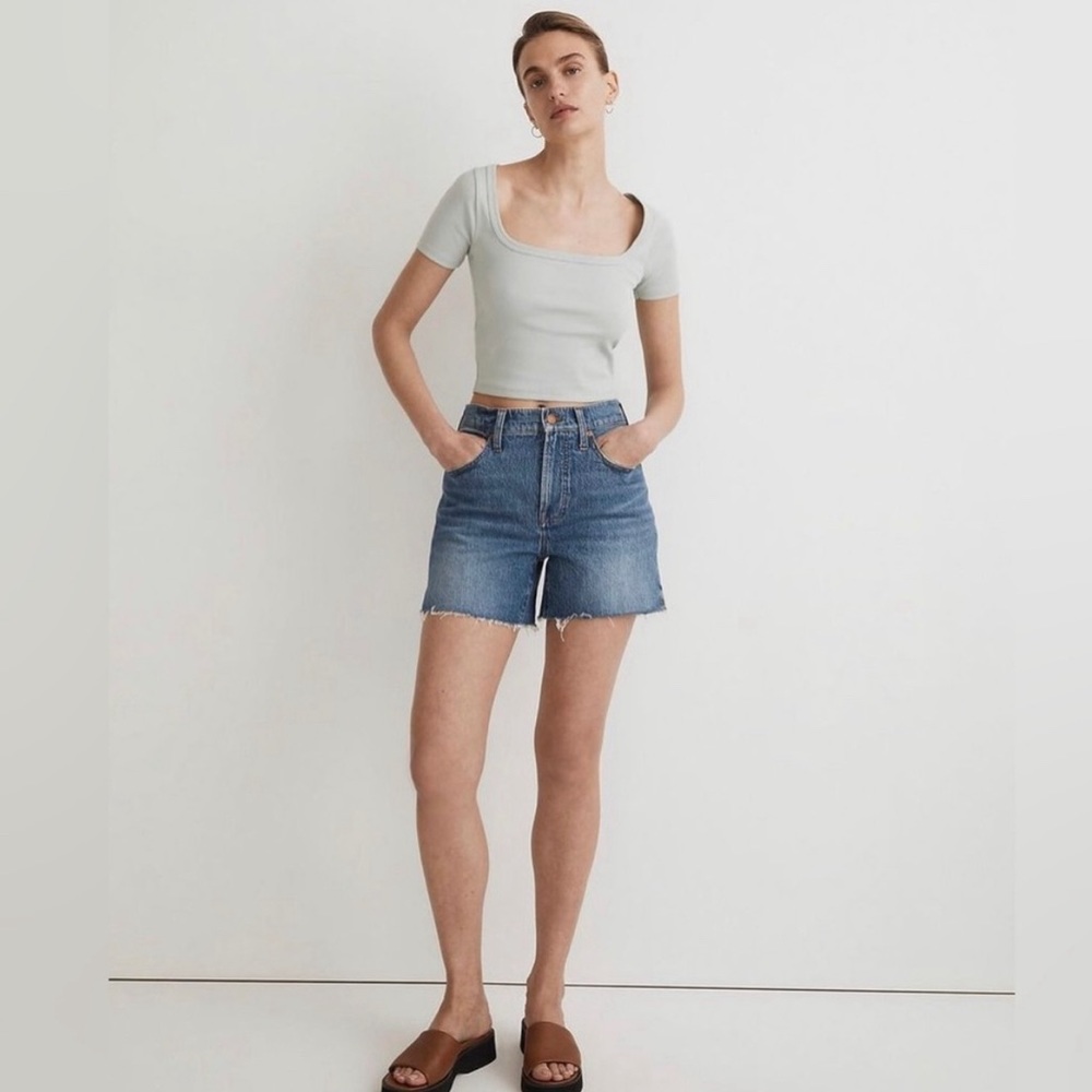 Square-Neck Crop Tee in Sleekhold - Picture 2 of 5